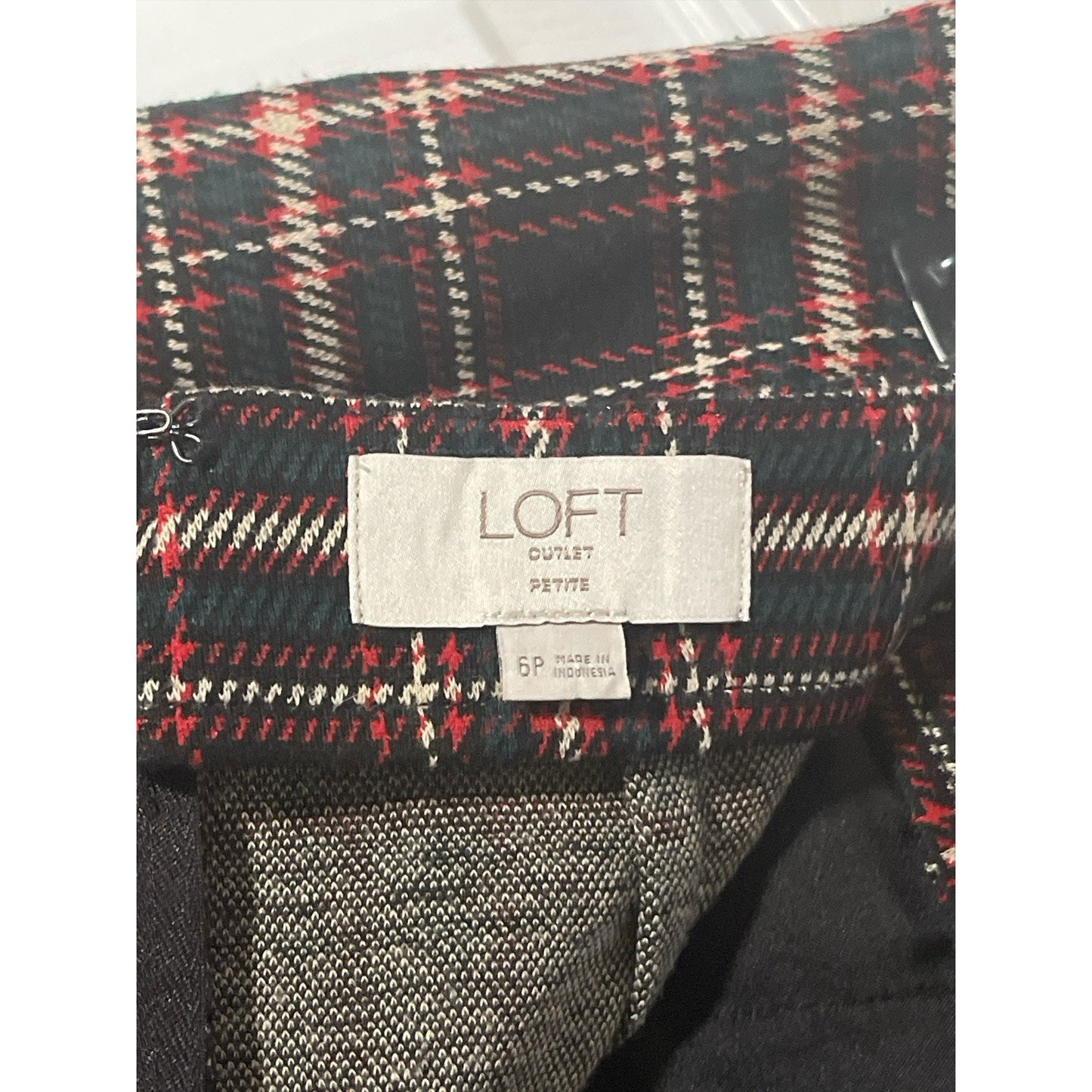 LOFT Outlet Plaid Skirt with Pockets – Size 6P – Dark Academia Style